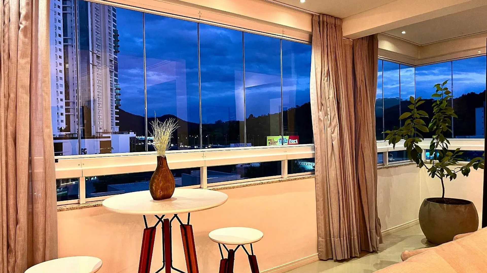 公寓 Curta!|193| Luxo Contemporaneo 2 Suites | Piscina Balneário Camboriú 巴西